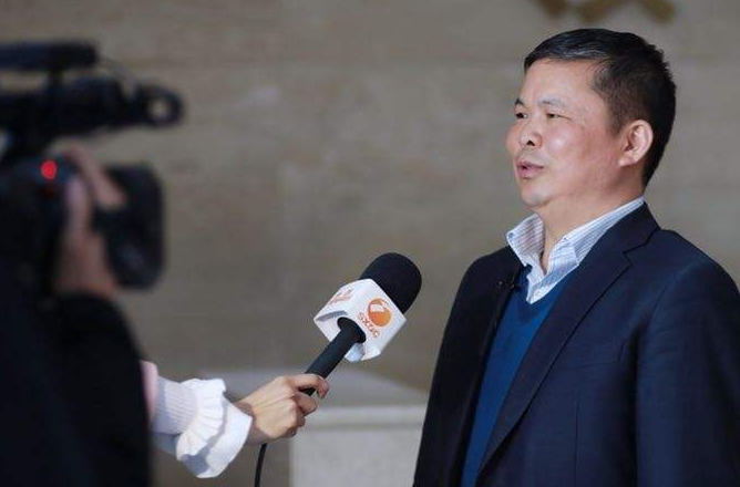 洛陽一“四點半學?！焙俨魂P門 志愿者教小朋友做作業(yè)